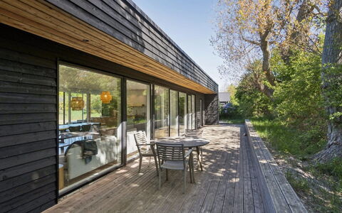 Eliene - 500M from the Sea: Pavimentazione, Parete, Pavimento, Interior Design, Legna, Soffitto, Pavimento In Legno, Illuminazione, Mobilia, Pavimento Laminato