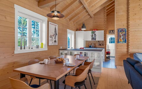 Taija - 200M to the Fjord: Legna, Casa, Soffitto, Interior Design, Pavimentazione, Villetta, Casa, Pavimento, Porta, Mobilia