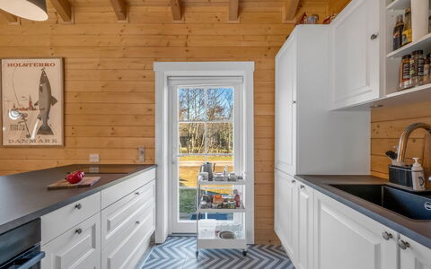 Taija - 200M to the Fjord: Cucina, Legna, Pavimentazione, Interior Design, Controsoffitto, Pavimento, Elettrodomestico Da Cucina, Cabinetry, Mobilia, Apparecchio Major