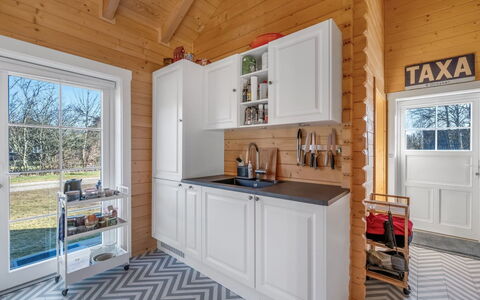 Taija - 200M to the Fjord: Legna, Cucina, Pavimentazione, Interior Design, Apparecchio Major, Elettrodomestico Da Cucina, Pavimento, Mobilia, Camera, Cabinetry