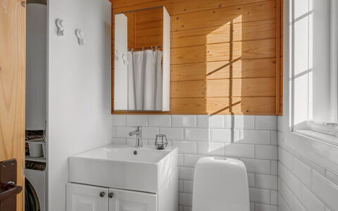 Taija - 200M to the Fjord: Parete, Pavimentazione, Interior Design, Legna, Idraulico Fixture, Pavimento, Lavello, Rubinetto, Bagno, Illuminazione