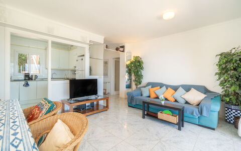 Magrana Pool House: Mobilia, Pavimentazione, Interior Design, Pavimento, Legna, Divano, Soffitto, Soggiorno, Camera