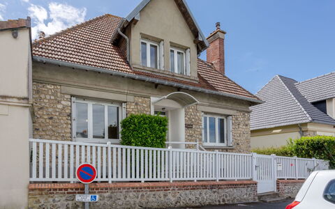 Villerville: Costruzione, Finestra, Parete, Casa, Zona Residenziale, Casa, Tetto, Facciata, Architettura, Quartiere