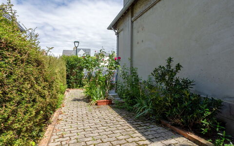 Villerville: Arbusto, Zona Residenziale, Groundcover, Giardino, Passerella, Landscaping, Driveway, Marciapiede, Flagstone