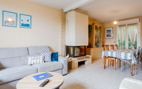Villerville: Mobilia, Interior Design, Pavimentazione, Pavimento, Camera, Legna, Soffitto, Divano, Soggiorno, Illuminazione