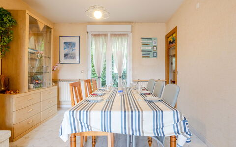 Villerville: Mobilia, Interior Design, Pavimentazione, Sedia, Legna, Pavimento, Tavolo, Sala Da Pranzo, Cucina & Sala Da Pranzo Tavolo, Camera