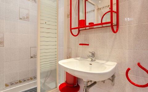 Villerville: Rosso, Pavimentazione, Idraulico Fixture, Interior Design, Pavimento, Bagno, Lavandino Del Bagno, Idraulico, Camera, Rubinetto