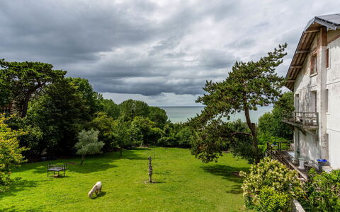 Villerville: Blu, Giardino, Prato, Cortile, Landscaping, Backyard, Agriturismo