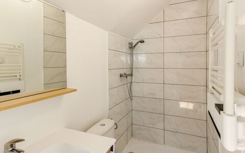 Villerville: Pavimentazione, Interior Design, Idraulico Fixture, Parete, Bagno, Pavimento, Legna, Lavandino Del Bagno, Soffitto, Lavello
