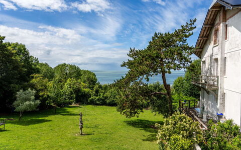 Villerville: Blu, Giardino, Prato, Cortile, Estate, Shade, Landscaping, Agriturismo, Backyard, Villa
