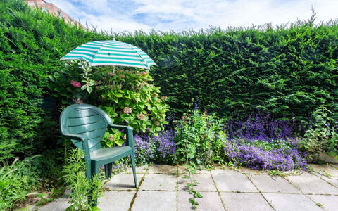 Les Portes de la Mer: Arbusto, Giardino, Hedge, Prato, Landscaping, Cortile, Sempreverde, Backyard