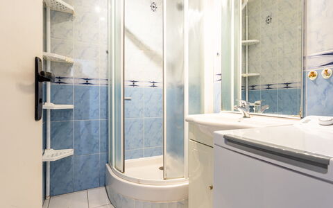 Les Portes de la Mer: Pavimentazione, Idraulico Fixture, Bagno, Interior Design, Pavimento, Lavandino Del Bagno, Idraulico, Lavello, Rubinetto, Camera