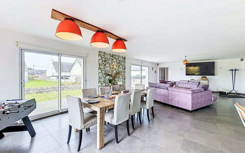 Maison Kergrosse: Mobilia, Soffitto, Pavimentazione, Casa, Interior Design, Pavimento, Sedia, Cucina & Sala Da Pranzo Tavolo, Soggiorno, Pavimento In Legno