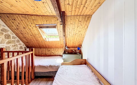Maison Nid de la Ria: Legna, Pavimento, Pavimentazione, Mobilia, Interior Design, Camera Da Letto, Soffitto, Camera, Letto, Casa