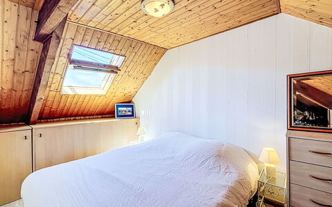 Maison Nid de la Ria: Camera Da Letto, Pavimento, Pavimentazione, Legna, Interior Design, Soffitto, Letto, Mobilia, Illuminazione, Camera