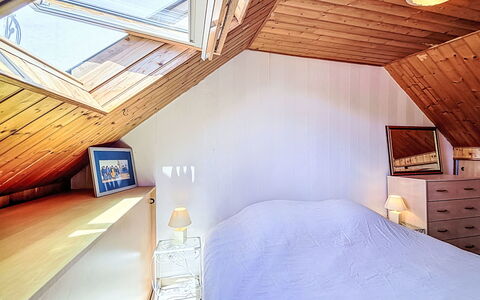 Maison Nid de la Ria: Interior Design, Legna, Camera Da Letto, Soffitto, Pavimentazione, Pavimento, Attico, Camera, Letto, Mobilia