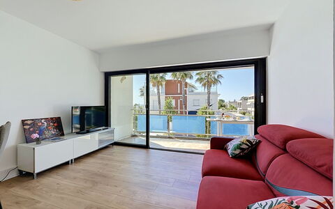 Aigo Sau 3: Mobilia, Appartamento, Interior Design, Pavimento, Pavimentazione, Casa, Camera, Sedia, Shade, Soggiorno