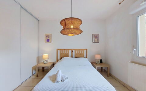 L'Etoile du Sud: Mobilia, Interior Design, Letto, Parete, Camera Da Letto, Pavimento, Legna, Soffitto, Pavimentazione, Lampada