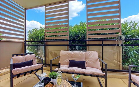 L'Etoile du Sud: Mobilia, Legna, Interior Design, Mobili Da Esterno, Sedia, Pavimento, Balcone, Bicchiere, Portico, Color Legno