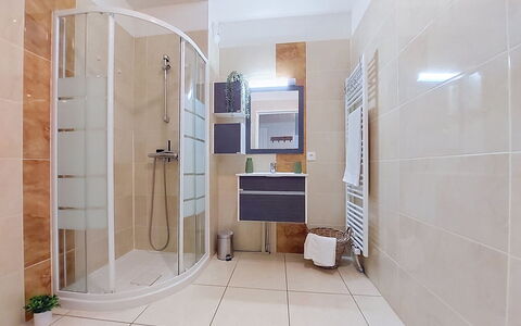 L'Etoile du Sud: Pavimentazione, Interior Design, Idraulico Fixture, Bagno, Pavimento, Idraulico, Gabinetto, Soffitto, Camera, Piastrella