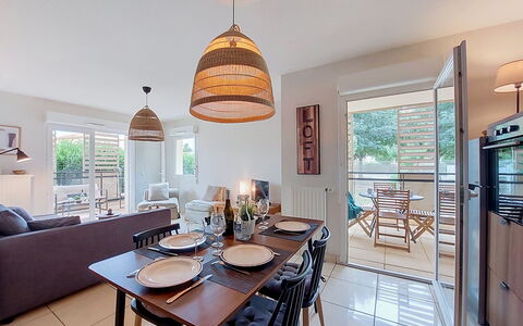 L'Etoile du Sud: Mobilia, Interior Design, Pavimentazione, Sedia, Pavimento, Tavolo, Legna, Cucina & Sala Da Pranzo Tavolo, Soffitto, Sala Da Pranzo