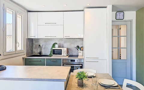 Croix du Sud: Mobilia, Cucina, Controsoffitto, Elettrodomestico Da Cucina, Cabinetry, Interior Design, Pavimentazione, Apparecchio Major, Legna, Pavimento