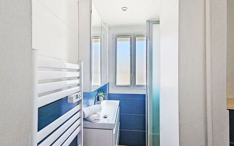 Croix du Sud: Pavimentazione, Pavimento, Interior Design, Porta, Idraulico Fixture, Camera, Soffitto, Appartamento, Piastrella, Bagno