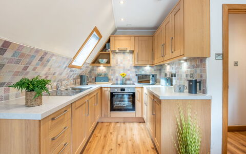Glengarry Combi: Cucina, Controsoffitto, Interior Design, Pavimentazione, Mobilia, Legna, Cabinetry, Elettrodomestico Da Cucina, Pavimento, Soffitto