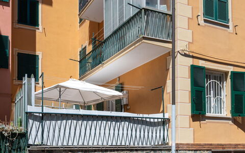 A Cà du Piero: Materiale Composito, Appartamento, Balcone, Ferro, Metallo, Tenda, Corrimano, Illuminazione Diurna, Portico