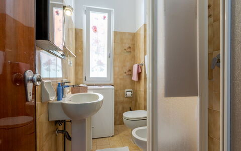 A Cà du Piero: Bagno, Idraulico Fixture, Toilet Seat, Gabinetto, Lavandino Del Bagno, Pavimento, Pavimentazione, Lavello, Idraulico, Interior Design