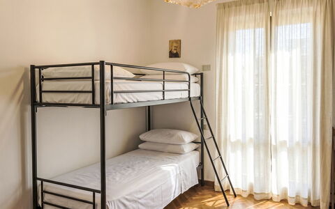 Francesco: Letto, Camera Da Letto, Legna, Bedding, Interior Design, Lenzuolo, Pavimentazione, Pavimento, Mobilia, Telaio Del Letto