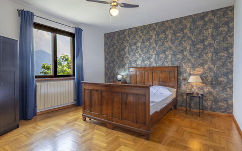 Ortigara Terrace View: Letto, Mobilia, Interior Design, Camera Da Letto, Bedding, Lenzuolo, Legna, Pavimentazione, Soffitto, Pavimento