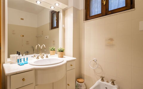 Ortigara Terrace View: Lavandino Del Bagno, Bagno, Idraulico Fixture, Lavello, Interior Design, Rubinetto, Specchio, Mobiletto Del Bagno, Pavimentazione, Idraulico