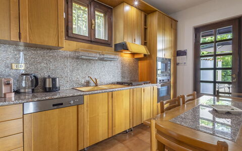 Ortigara Terrace View: Cucina, Legna, Controsoffitto, Interior Design, Pavimentazione, Cabinetry, Elettrodomestico Da Cucina, Pavimento, Apparecchio Major, Camera