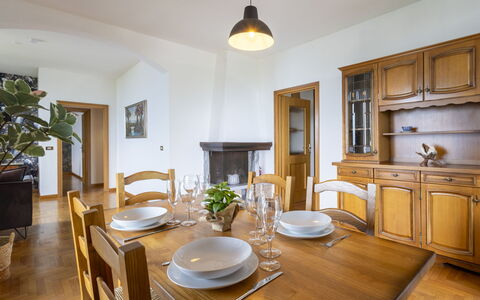 Ortigara Terrace View: Mobilia, Interior Design, Pavimentazione, Legna, Sala Da Pranzo, Soffitto, Sedia, Cucina & Sala Da Pranzo Tavolo, Tavolo, Camera