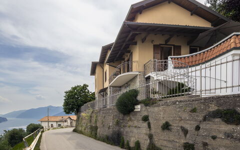 Ortigara Terrace View: Casa, Balcone, Villetta, Hill Station, Portico, Catena Montuosa, Recinzione, Corrimano, Cresta