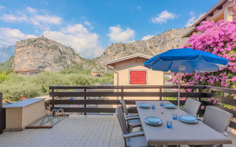 Edera: Mobilia, Appartamento, Mobili Da Esterno, Catena Montuosa, Tavolo Esterno, Sedia, Balcone, Shade, Cucina & Sala Da Pranzo Tavolo, Tavolino Da Caffè