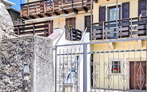 Edera: Porta, Appartamento, Balcone, Urban Design, Calcestruzzo, Le Scale, Corrimano, Hotel