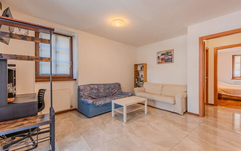Edera: Pavimentazione, Pavimento, Interior Design, Legna, Soffitto, Mobilia, Camera, Divano, Appartamento, Soggiorno
