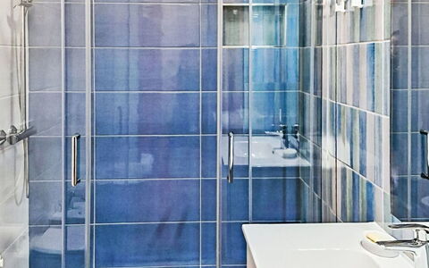 Edera: Blu, Pavimentazione, Pavimento, Interior Design, Idraulico Fixture, Bagno, Piastrella, Doccia, Idraulico, Porta