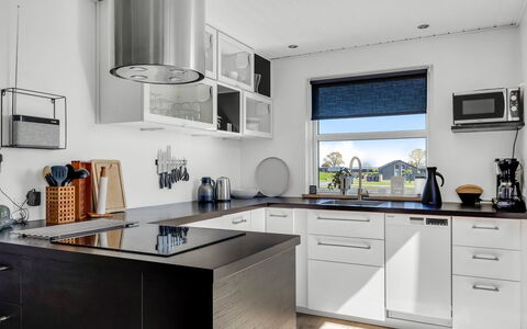 Susianna - 550M from the Sea: Elettrodomestico Da Cucina, Cucina, Controsoffitto, Cabinetry, Mobilia, Interior Design, Apparecchio Major, Elettrodomestico, Pavimentazione, Lampada