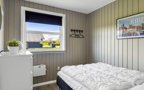 Susianna - 550M from the Sea: Legna, Camera Da Letto, Pavimento, Letto, Bedding, Soffitto, Lenzuolo, Telaio Del Letto, Biancheria, Color Legno