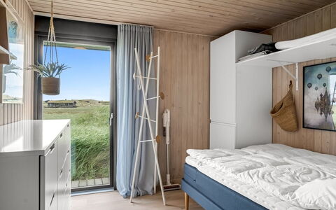Beatrice - 350M from the Sea: Legna, Mobilia, Interior Design, Pavimento, Camera Da Letto, Pavimentazione, Letto, Soffitto, Color Legno, Latifoglie