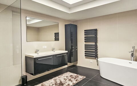 The Penthouse 5: Interior Design, Pavimentazione, Parete, Pavimento, Idraulico Fixture, Bagno, Soffitto, Mobiletto Del Bagno, Lavello, Rubinetto