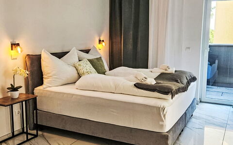 The Penthouse 5: Mobilia, Interior Design, Camera Da Letto, Letto, Parete, Pavimento, Pavimentazione, Legna, Bedding, Lenzuolo