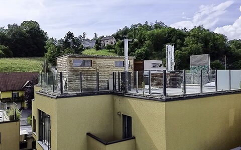 Goldener Turm: Tetto, Zona Residenziale, Casa, Balcone, Appartamento, Corrimano, Illuminazione Diurna, Recinzione, Deck, Portico