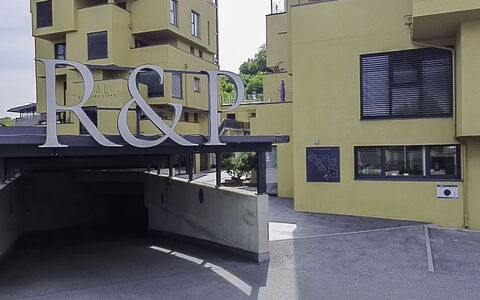 Goldener Turm: Appartamento, Condominio, Notte, Balcone, Hotel, Brutalismo