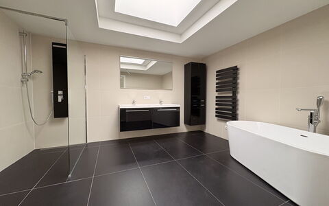 Goldener Turm: Pavimentazione, Interior Design, Pavimento, Idraulico Fixture, Soffitto, Bagno, Rubinetto, Idraulico, Lavello, Casa