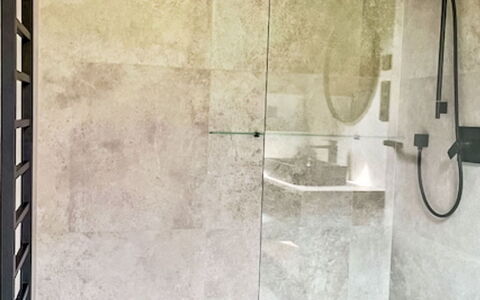 Pod Hvězdami: Parete, Pavimentazione, Idraulico Fixture, Pavimento, Soffione Doccia, Idraulico, Piastrella, Materiale Composito, Bagno