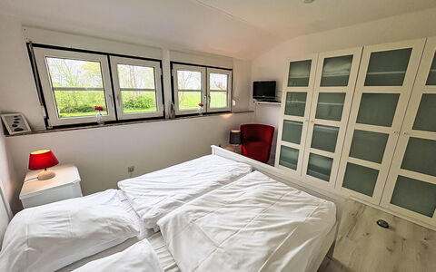 Friesenwohnung: Camera Da Letto, Letto, Interior Design, Pavimentazione, Pavimento, Mobilia, Soffitto, Camera, Lenzuolo, Bedding